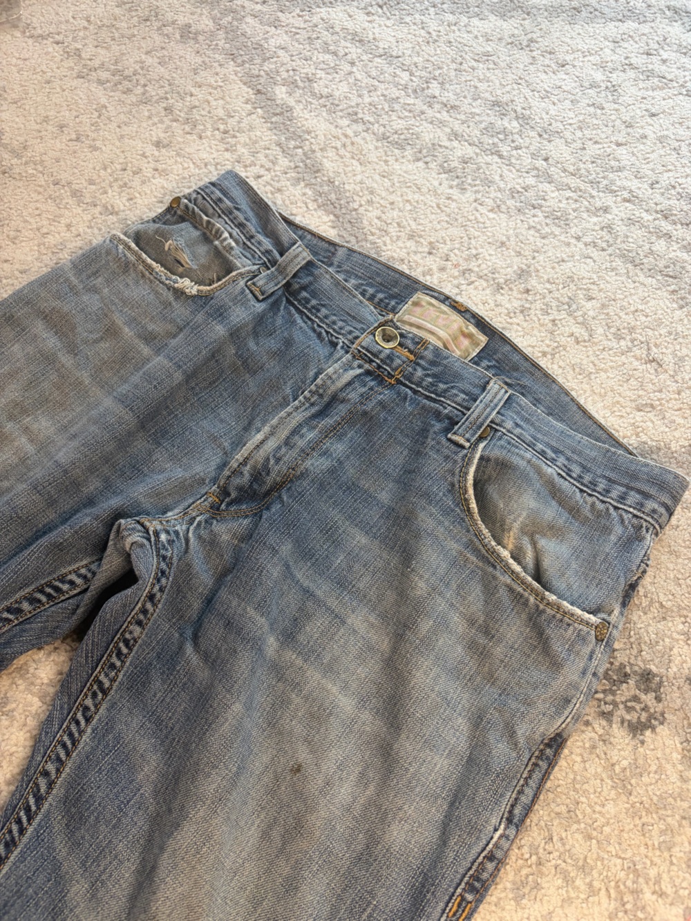 Levi’s 515 Slim Straight Women’s Jeans Size 36x32 Distressed Y2K Medium Wash - Picture 2 of 8